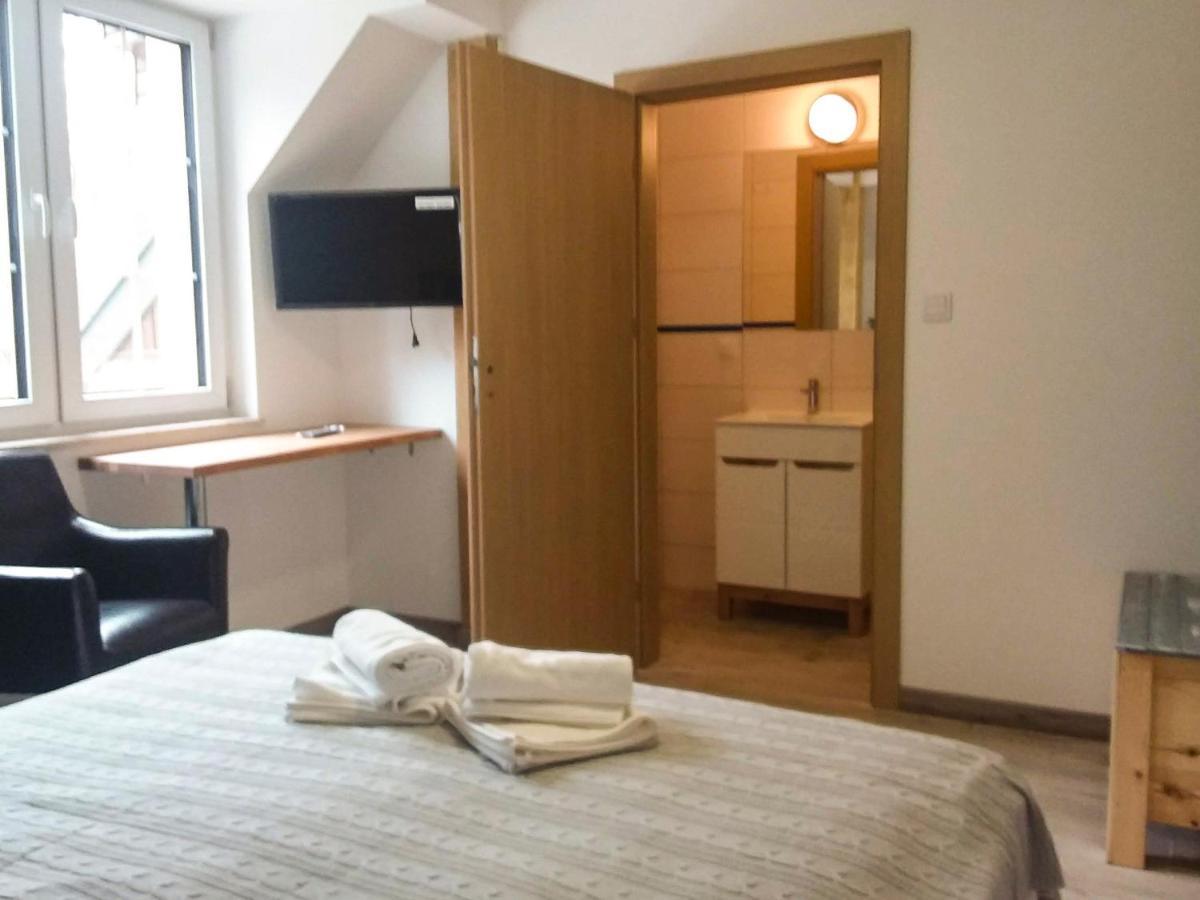 Dworek Akacja Uslugi Hotelarskie Яновец Экстерьер фото