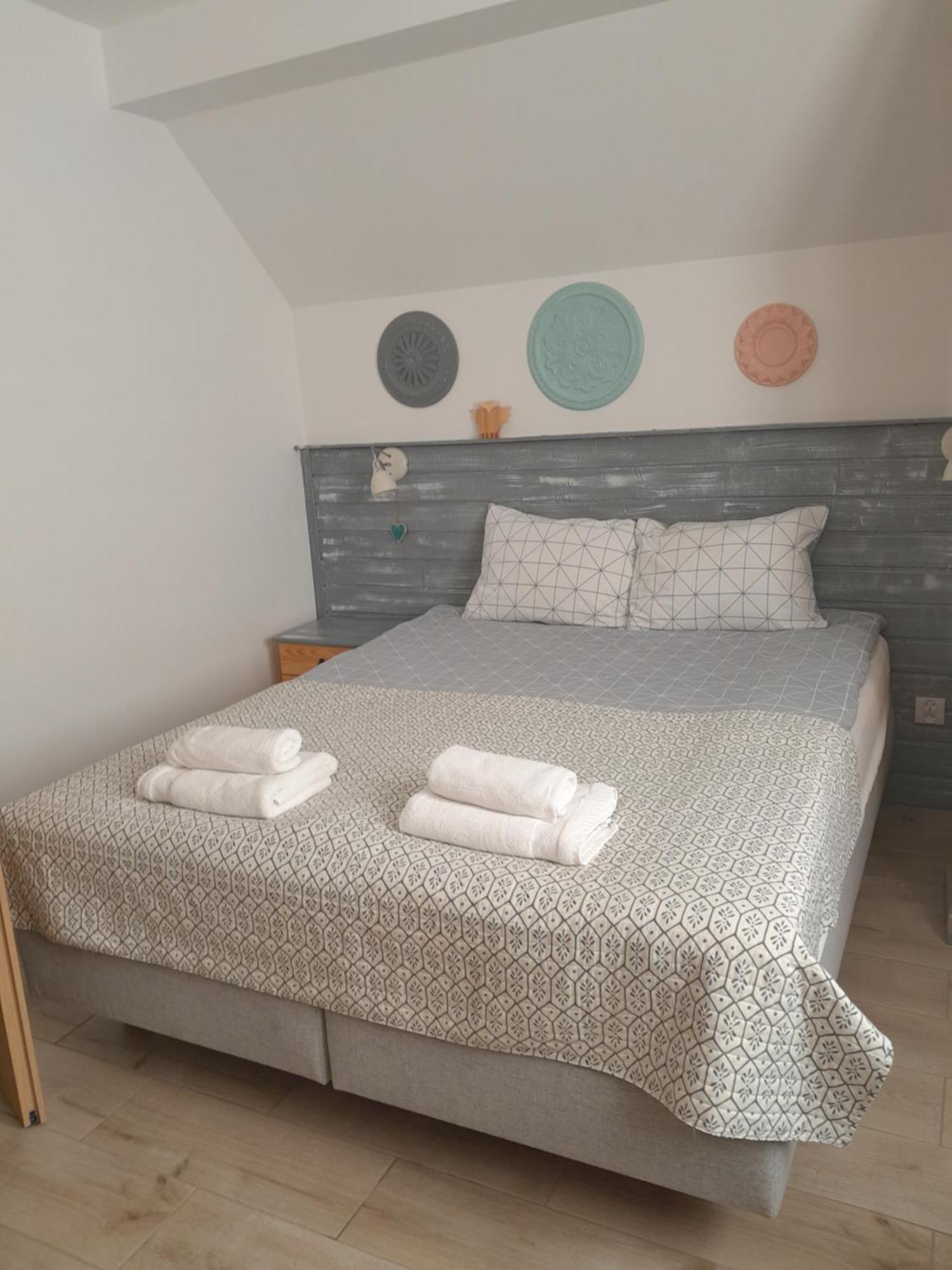 Dworek Akacja Uslugi Hotelarskie Яновец Экстерьер фото